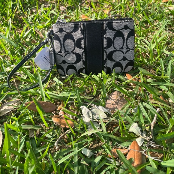 Coach Black Signature Wristlet NWT - Picture 1 of 6